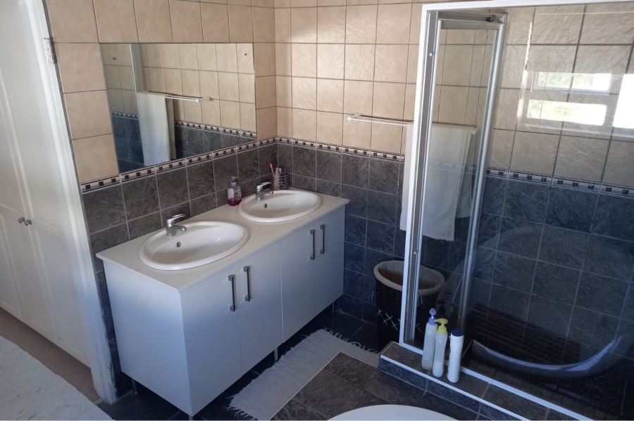 To Let 5 Bedroom Property for Rent in Paradise Beach Western Cape